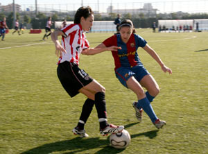 Erika Vázquez haciendo un recorte a una jugadora del Barcelona