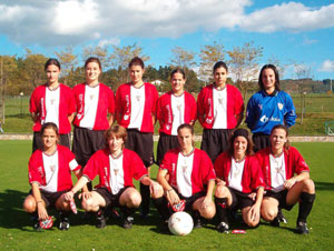 El femenino B formando en Lezama antes de un partido
