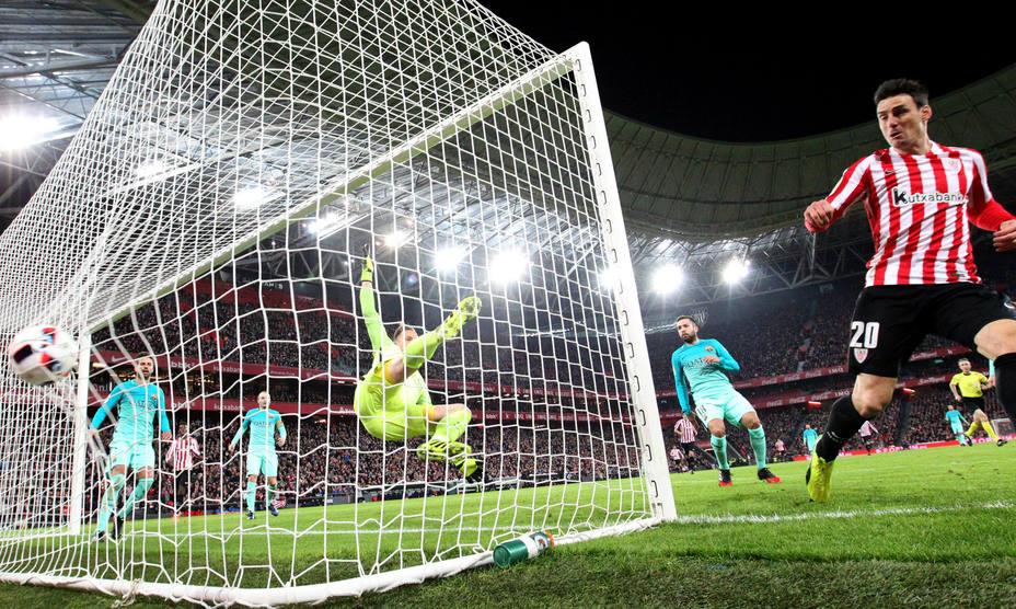 Gol de Aduriz ante el FC Barcelona