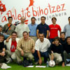 Los medios de comunicación colaborando en la grabación del proyecto Athletic Bihotzez