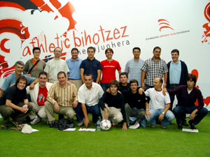 Los medios de comunicación colaborando en la grabación del proyecto Athletic Bihotzez