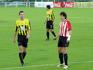 Arruabarrena, el protagonista del partido con sus 3 goles, junto a Armendariz