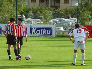El Salamanca hinca la rodilla en Lezama