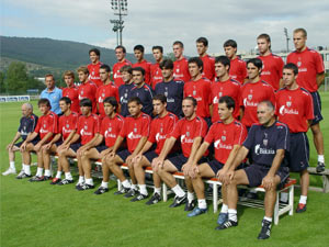Los jugadores del Bilbao Athletic posando para la foto de la presentación