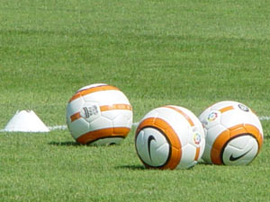 Varios balones apartados en Lezama