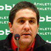 Iñaki Zurimendi entrenador del Barakaldo contrariado en la rueda de prensa tras la derrota