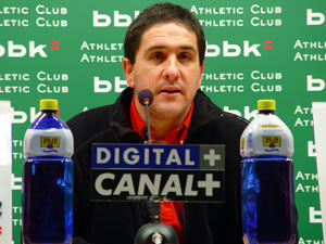 Iñaki Zurimendi entrenador del Barakaldo contrariado en la rueda de prensa tras la derrota