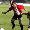 Un jugador del Bilbao Athletic es agarrado