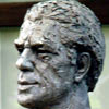 Busto en homenaje a Piru Gainza en las instalaciones de Lezama
