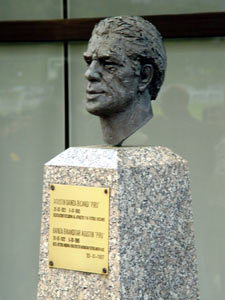 Busto en homenaje a Piru Gainza en las instalaciones de Lezama
