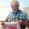 Rafa Iriondo mostrando la nueva camiseta serigrafiada con su nombre