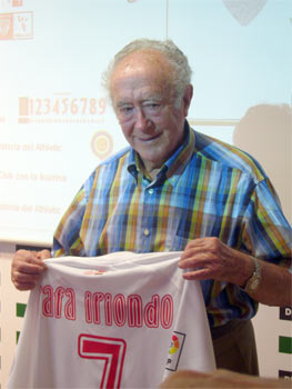 Rafa Iriondo mostrando la nueva camiseta serigrafiada con su nombre