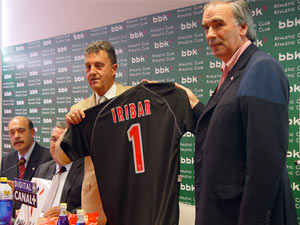 Lanzagorta hace entrega a Iribar de la primera camiseta negra con su nombre y dorsal