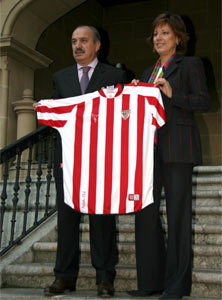 Mané y Ana Urkijo posando para los medios con la camiseta del Athlteic