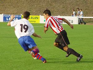 Javi Casas presionado por un jugador del Leioa