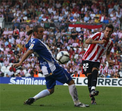 Xabi Castillo durante un lance ante el Espanyol en San Mamés