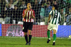 César ante el Betis durante su etapa como león