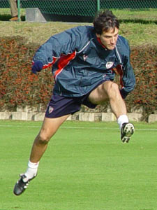 César chutando a puerta durante un entrenamiento en Lezama