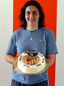 Eli Capa posando con su tarta de cumpleaños
