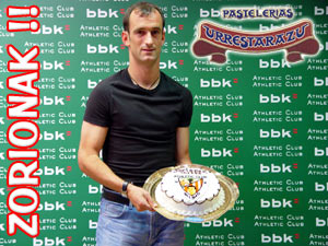 Etxebe con la tarta que le regalamos