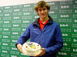 Fernando Llorente posa sonriente con su tarta de cumpleaños