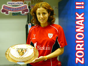 Nerea Onaindia, capitana del Athletic, posando con la tarta de pastelerÃas Urrestarazu