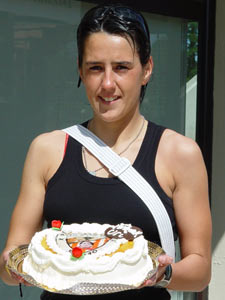 Uri posa amablemente con su tarta de cumpleaños