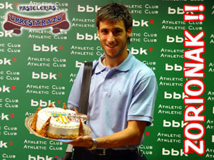 Tiko recibe su tarta