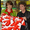 Dario Urzay hace entrega de la camiseta de la UEFA al Artium