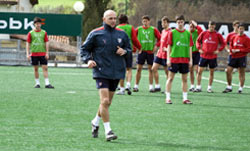 Luis De La Fuente dirigiendo el entrenamiento del Bilbao Athletic
