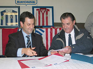 Momento de la firma del acuerdo con el Croises de Baiona