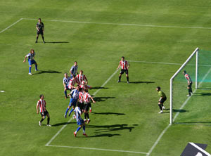 Remate de un corner en el Deportivo - Athletic