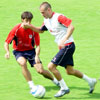 Yeste regateando en el entrenamiento a Tiko