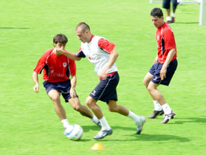 Yeste regateando en el entrenamiento a Tiko