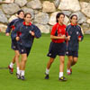 Varias jugadoras correteando por Lezama durante el entrenamiento