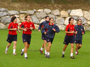 Varias jugadoras correteando por Lezama durante el entrenamiento