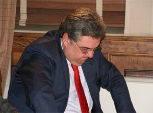 Juan Carlos Ercoreca cabizbajo durante una rueda de prensa en Ibaigane