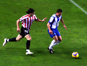 Aduriz disputa un balón a un defensa del Espanyol
