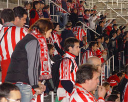 Aficionados del Athletic desplazados hasta Montjuic