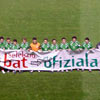 La selección de Euskadi posa con una pancarta antes del partido