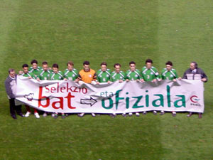 La selección de Euskadi posa con una pancarta antes del partido