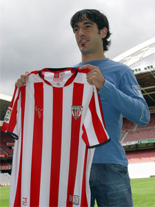 Unai Expósito posa en San Mamés para los fotógrafos el dÃa de su presentación