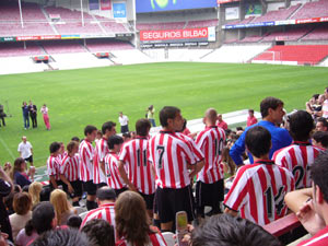 5.000 aficionados siguen las evoluciones del Athletic en San Mamés