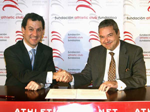 Momento de la firma con Ekinsa