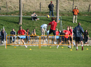 Varios jugadores practicando fútbol-tenis