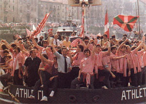 Celebrando el título en la gabarra