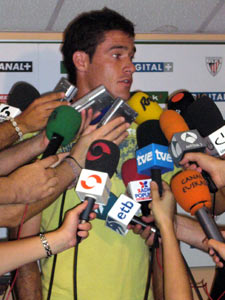 Gabilondo acosado por los micrófonos de los periodistas en San Mamés