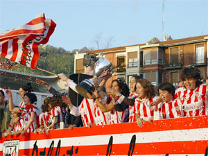 Las neskas llegando al Ayuntamiento en el camión con la copa de la Superliga