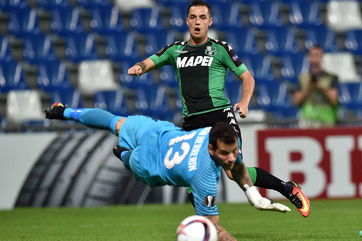 Iago Herrerín ve como entra un gol del Sassuolo