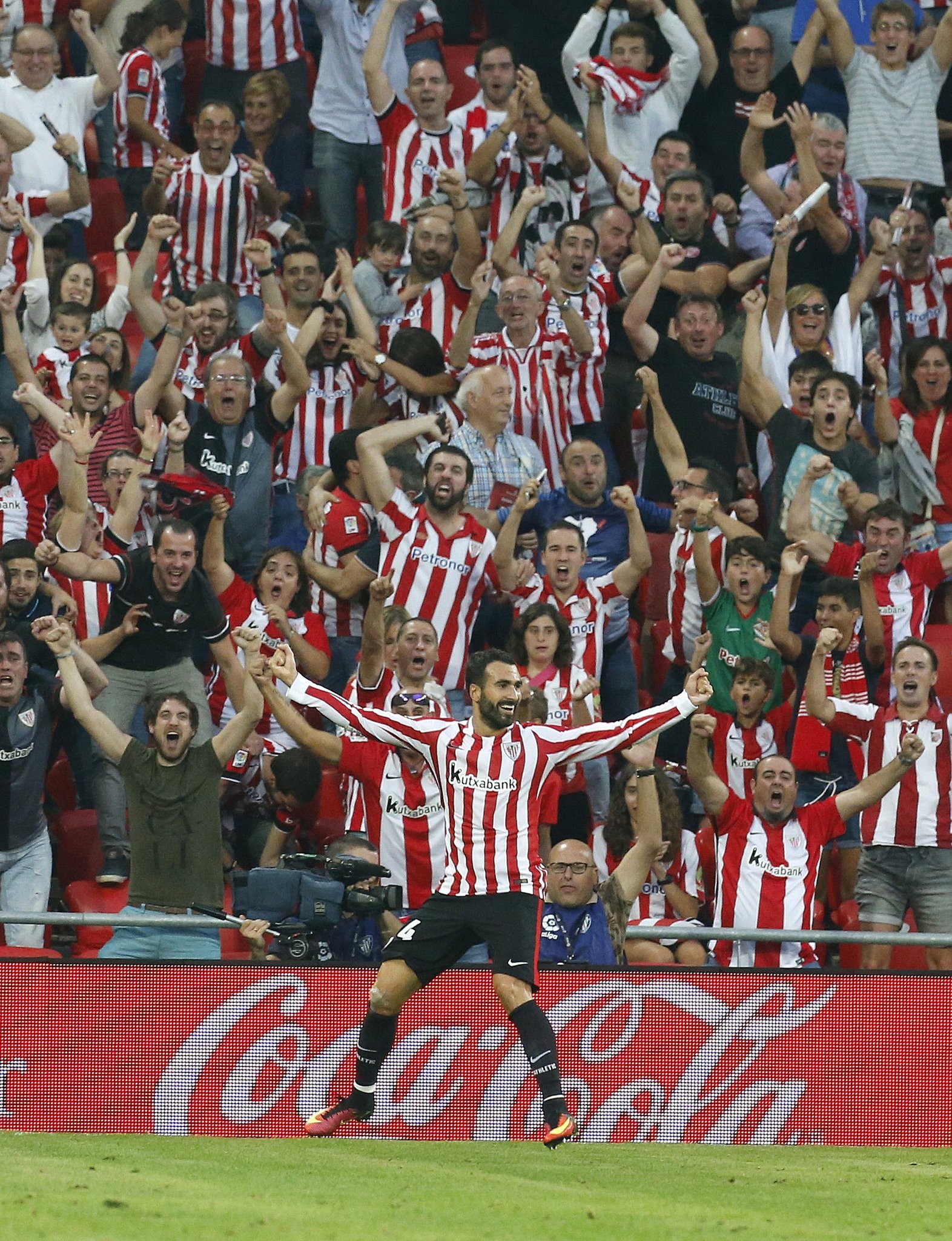Mikel Balenziaga celebra su primer gol con el Athletic